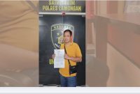 Iksan saat melapor ke Polres Lamongan terkait tanah sawah yang belum dilunasi, 01 Februari 2026 (Foto Dok Ho/Nul-RadarBangsa.co.id)