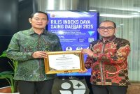 Bupati Lamongan Yuhronur Efendi menerima sertifikat IDSD 2025 di Jakarta, Selasa (24/2/2026). (Foto Dok Ho/RadarBangsa.co.id)