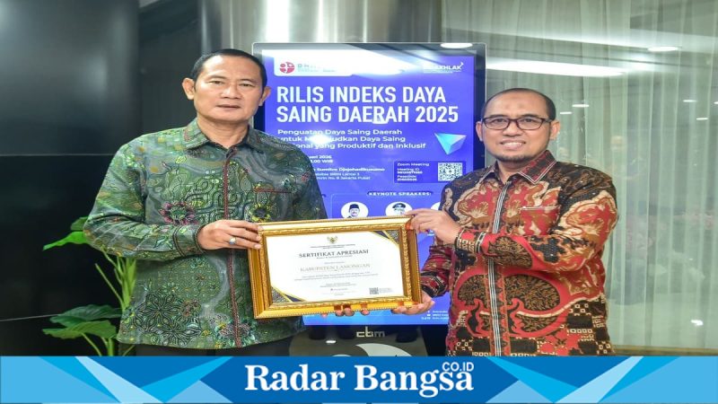 Bupati Lamongan Yuhronur Efendi menerima sertifikat IDSD 2025 di Jakarta, Selasa (24/2/2026). (Foto Dok Ho/RadarBangsa.co.id)