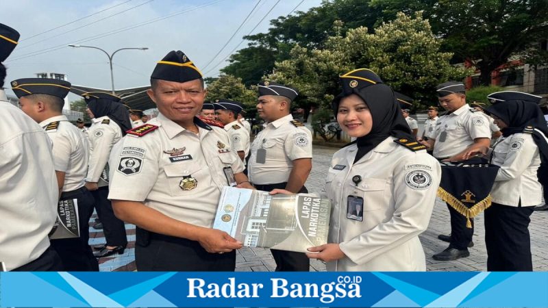 Penyematan kenaikan pangkat 14 pegawai Lapas Narkotika Kelas IIA Pamekasan dipimpin Kalapas Kusnan di halaman kantor, Kamis (12/2/2026). (Foto Dok Ho/RadarBangsa.co.id)