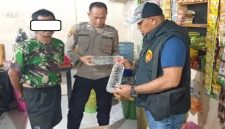 Petugas Polsek Tikung menunjukkan barang bukti arak hasil razia KRYD di Lamongan, Sabtu (31/1/2026). (Foto Dok Ho/NUL-RadarBangsa.co.id)