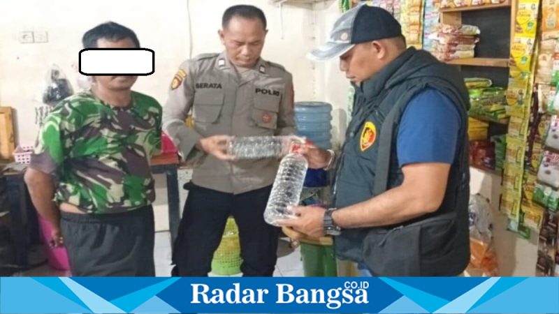 Petugas Polsek Tikung menunjukkan barang bukti arak hasil razia KRYD di Lamongan, Sabtu (31/1/2026). (Foto Dok Ho/NUL-RadarBangsa.co.id)