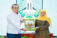 Gubernur Khofifah menyerahkan LKPD 2025 kepada BPK Jatim, Senin 30 Maret 2026 (Foto Dok Ho/RadarBangsa.co.id)
