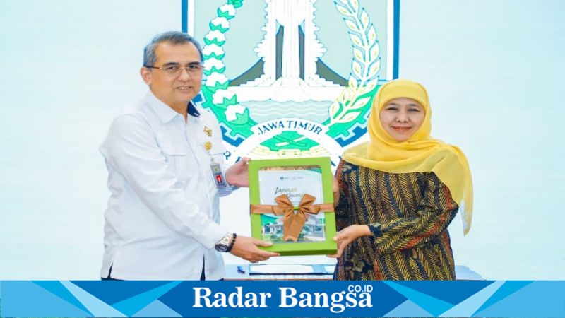 Gubernur Khofifah menyerahkan LKPD 2025 kepada BPK Jatim, Senin 30 Maret 2026 (Foto Dok Ho/RadarBangsa.co.id)
