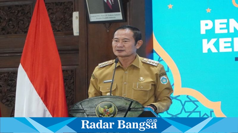 Bupati Lamongan Yuhronur Efendi menyerahkan bantuan sosial Ramadan kepada perwakilan LKSA di Pendopo Lokatantra, Selasa (3/3/2026). (Foto Dok Ho/RadarBangsa.co.id)