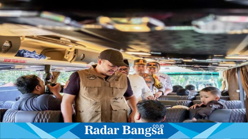 Bupati Pasuruan Rusdi Sutejo menyapa peserta mudik gratis, Rabu (18/3/2026) (Foto Dok Ho/RadarBangsa.co.id)