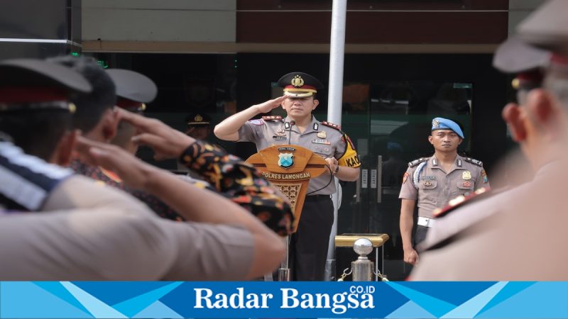 Kapolres Lamongan pimpin upacara kenaikan pangkat AKBP Totok Wijanarko, Senin (2/3/2026). (Foto Dok Ho/RadarBangsa.co.id)