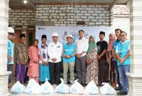 Petugas PLN memasang sambungan listrik gratis program Light Up The Dream di rumah warga Pamekasan, Rabu (4/2/2026). (Foto Dok Ho/RadarBangsa.co.id)
