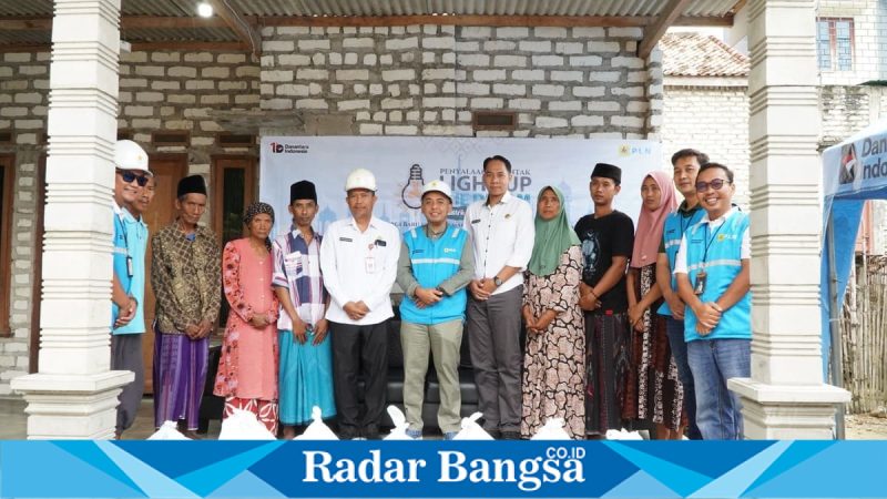 Petugas PLN memasang sambungan listrik gratis program Light Up The Dream di rumah warga Pamekasan, Rabu (4/2/2026). (Foto Dok Ho/RadarBangsa.co.id)