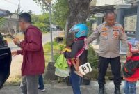 Ipda Purnomo bantu pemudik motor mogok di Lamongan, Kamis (26/3/2026). (Foto Dok Ho/RadarBangsa.co.id)
