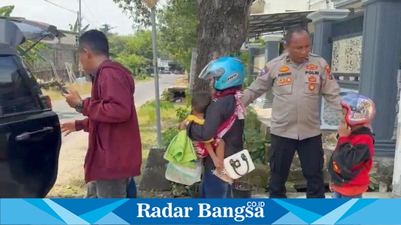 Ipda Purnomo bantu pemudik motor mogok di Lamongan, Kamis (26/3/2026). (Foto Dok Ho/RadarBangsa.co.id)