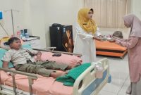 Direktur RSUD Grati membagikan takjil kepada keluarga pasien, Kamis (19/3/2026). (Foto Dok Ho/RadarBangsa.co.id)