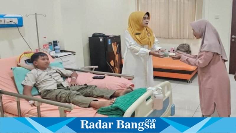 Direktur RSUD Grati membagikan takjil kepada keluarga pasien, Kamis (19/3/2026). (Foto Dok Ho/RadarBangsa.co.id)