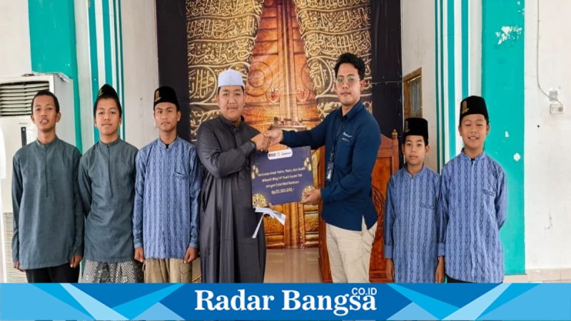 Penyerahan santunan anak yatim dan duafa oleh PT Bukit Asam di wilayah Ring I Muara Enim, Jumat (28/2/2026). (Foto Dok Ho/RadarBangsa.co.id)