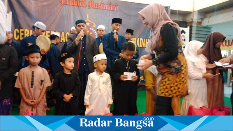 Ning Lia bersama pengurus MANTRA Surabaya memberikan santunan kepada anak yatim dalam kegiatan “Ceria Berbagi, Indah Beribadah” di TEC Surabaya, Selasa (10/3). (Foto Dok Ho/RadarBangsa.co.id)