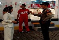 Petugas Polres Lamongan melakukan pengecekan laporan anak hilang saat buka puasa bersama di Lamongan Plaza, Minggu (9/3/2026). (Foto Dok Ho/RadarBangsa.co.id)