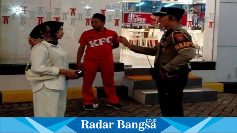 Petugas Polres Lamongan melakukan pengecekan laporan anak hilang saat buka puasa bersama di Lamongan Plaza, Minggu (9/3/2026). (Foto Dok Ho/RadarBangsa.co.id)