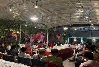 Anggota DPR RI Hj. Ansari berdialog bersama jurnalis di kediamannya di Pamekasan, Kamis (12/3/2026). (Foto Dok Ho/RadarBangsa.co.id)