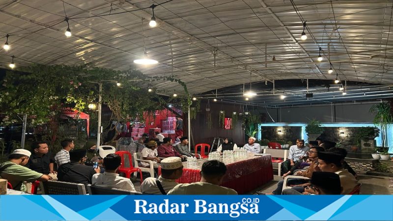 Anggota DPR RI Hj. Ansari berdialog bersama jurnalis di kediamannya di Pamekasan, Kamis (12/3/2026). (Foto Dok Ho/RadarBangsa.co.id)