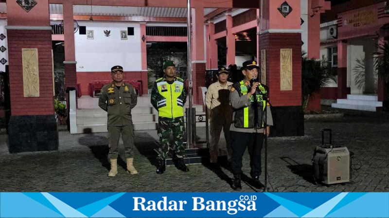 Kapolsek Tikung AKP Anang Purwo Widodo memimpin apel gabungan pengamanan malam takbir di Pendopo Kecamatan Tikung, Sabtu (21/3/2026) (Foto Dok Ho/RadarBangsa.co.id)