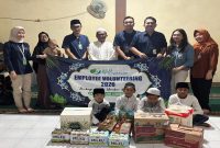 Karyawan BPJS Ketenagakerjaan Lamongan menyerahkan bantuan sembako kepada Panti Asuhan Ar Rasyid, Selasa (10/3/2026). (Foto Dok Ho/RadarBangsa.co.id)