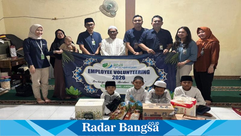 Karyawan BPJS Ketenagakerjaan Lamongan menyerahkan bantuan sembako kepada Panti Asuhan Ar Rasyid, Selasa (10/3/2026). (Foto Dok Ho/RadarBangsa.co.id)