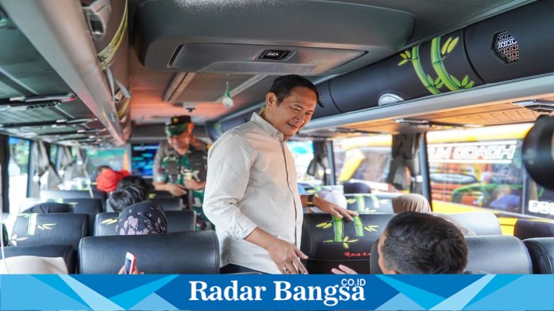 Bupati Lamongan menyapa armada bus program balik mudik gratis Pemkab Lamongan yang disiapkan untuk warga tujuan Jakarta, Kamis (6/3). (Foto Dok Ho/RadarBangsa.co.id)