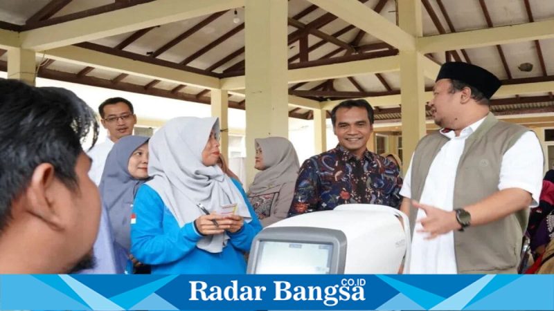 Anggota DPR RI KH. Hasani Zubair bersama Bupati Bangkalan Lukman Hakim meninjau pemeriksaan kesehatan gratis di Kelurahan Pangeranan, Kamis (27/2). (Foto Dok Ho/RadarBangsa.co.id)