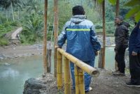 Bupati Pacitan Indrata Nur Bayuaji meninjau kerusakan Jembatan Ponggok di Desa Sumberejo, Sudimoro, Rabu (4/3/2026). (Foto Dok Ho/RadarBangsa.co.id)