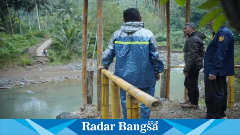 Bupati Pacitan Indrata Nur Bayuaji meninjau kerusakan Jembatan Ponggok di Desa Sumberejo, Sudimoro, Rabu (4/3/2026). (Foto Dok Ho/RadarBangsa.co.id)