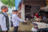Wabup Pasuruan Shobih Asrori saat meninjau dan menyerahkan bantuan korban banjir, Rabu (25/3/2026) (Foto Dok Ho/RadarBangsa.co.id)