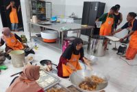 Petugas BPBD menyalurkan nasi bungkus kepada warga terdampak banjir di Pasuruan, Kamis (26/3/2026) (Foto Dok Ho/RadarBangsa.co.id)
