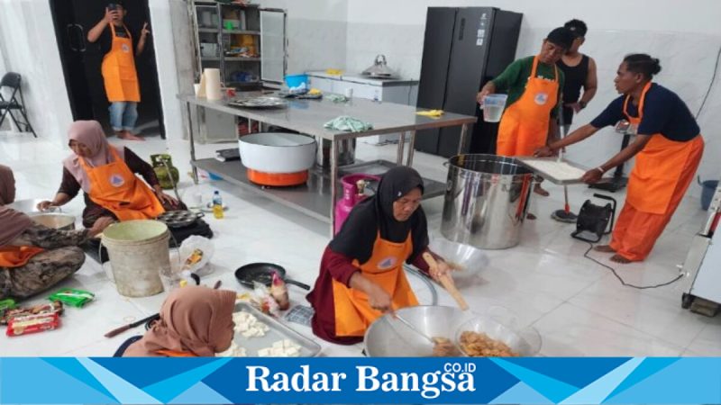 Petugas BPBD menyalurkan nasi bungkus kepada warga terdampak banjir di Pasuruan, Kamis (26/3/2026) (Foto Dok Ho/RadarBangsa.co.id)