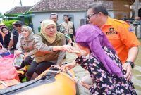 Gubernur Jatim Khofifah meninjau banjir di Pasuruan dan menyalurkan bantuan, Kamis (26/3/2026). (Foto Dok Ho/RadarBangsa.co.id)