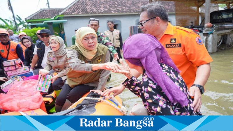 Gubernur Jatim Khofifah meninjau banjir di Pasuruan dan menyalurkan bantuan, Kamis (26/3/2026). (Foto Dok Ho/RadarBangsa.co.id)