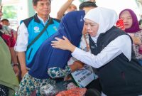 Gubernur Khofifah menyalurkan bantuan sosial di Pendopo Muda Graha, Kabupaten Madiun, Kamis (12/3). (Foto Dok Ho/RadarBangsa.co.id)