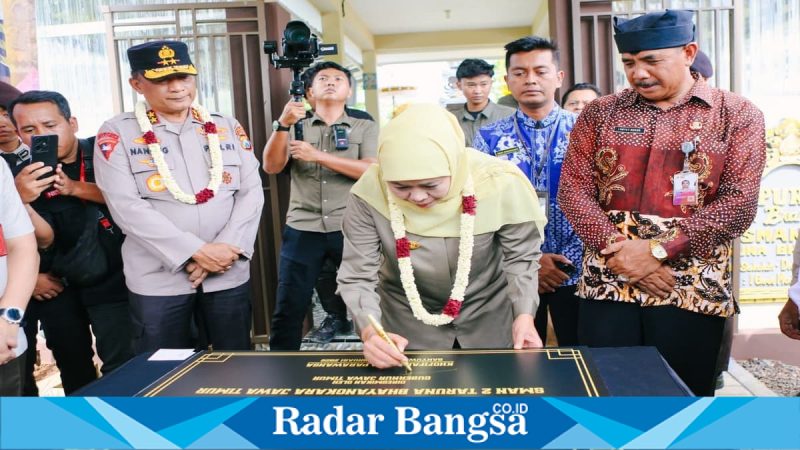 Gubernur Jatim Khofifah Indar Parawansa bersama Kapolda Jatim meresmikan sarpras SMAN 2 Taruna Bhayangkara di Banyuwangi, Sabtu (28/2/2026). (Foto Dok Ho/RadarBangsa.co.id)