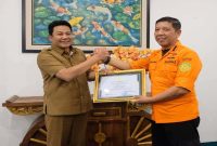 Penyerahan penghargaan Basarnas kepada Bupati Sidoarjo di Pendopo Pemkab, Senin (16 Maret 2026) (Foto Dok Ho/RadarBangsa.co.id)