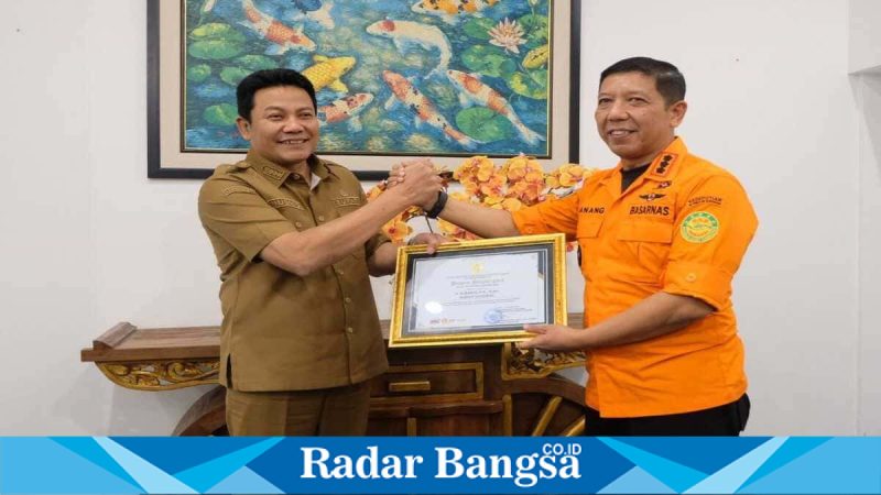 Penyerahan penghargaan Basarnas kepada Bupati Sidoarjo di Pendopo Pemkab, Senin (16 Maret 2026) (Foto Dok Ho/RadarBangsa.co.id)