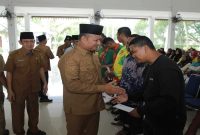 Penyerahan bantuan ZIS BAZNAS kepada petugas kebersihan DLH Kabupaten Asahan di Pendopo Rumah Dinas Bupati Asahan, Senin (9/3/2026). (Foto Dok Ho/RadarBangsa.co.id)