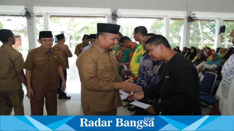 Penyerahan bantuan ZIS BAZNAS kepada petugas kebersihan DLH Kabupaten Asahan di Pendopo Rumah Dinas Bupati Asahan, Senin (9/3/2026). (Foto Dok Ho/RadarBangsa.co.id)