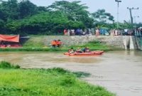  Tim BPBD Bangkalan melakukan pencarian ibu dan anak hilang di Sungai Tunjung, Selasa, 31 Maret 2026 (Foto Dok Ho/RadarBangsa.co.id)