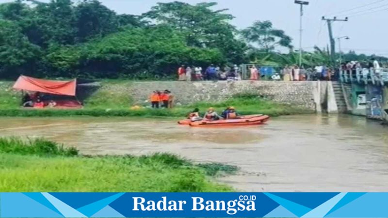  Tim BPBD Bangkalan melakukan pencarian ibu dan anak hilang di Sungai Tunjung, Selasa, 31 Maret 2026 (Foto Dok Ho/RadarBangsa.co.id)