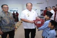 Bupati Asahan bersama pengurus IMM saat peringatan Milad ke-62 di Aula Melati Kantor Bupati Asahan, Senin (16/03/2026). (Foto Dok Ho/RadarBangsa.co.id)