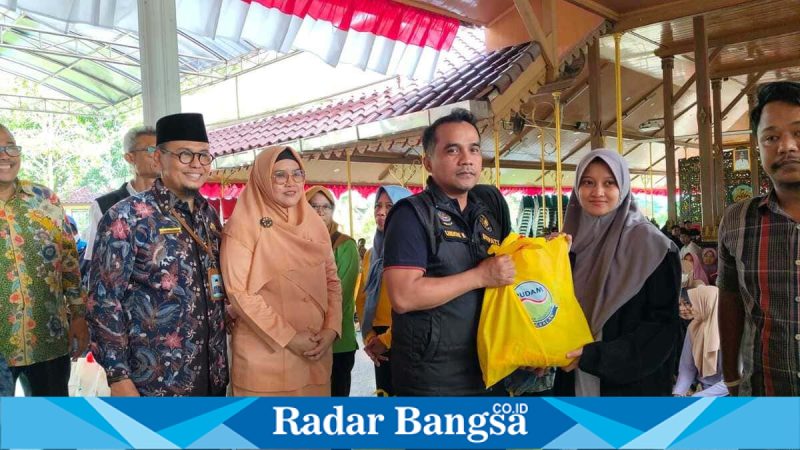 Bupati Bangkalan Lukman Hakim menyerahkan paket Berkah Ramadan kepada pasukan kuning DLH Bangkalan, Jumat (6/3/2026). (Foto Dok Ho/RadarBangsa.co.id)