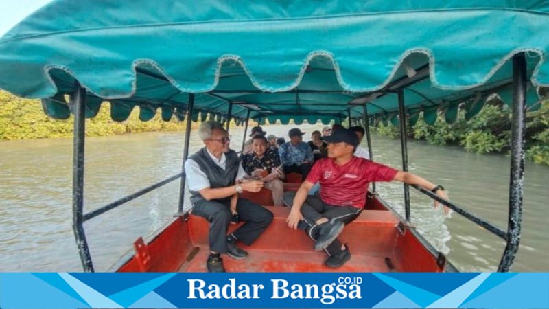 Bupati Bangkalan Lukman Hakim meninjau potensi wisata Sungai Kramat di Desa Kramat, Jumat (13/3/2026). (Foto Dok Ho/RadarBangsa.co.id)