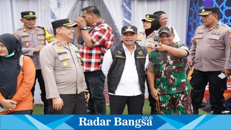 Bupati Bangkalan Lukman Hakim saat meninjau pos pengamanan arus mudik di Suramadu, Rabu (18/3/2026). (Foto Dok Ho/RadarBangsa.co.id)