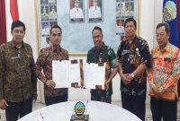 Bupati Bangkalan Lukman Hakim menandatangani MoU TMMD bersama Kodim 0829/Bangkalan, Kamis (12/3/2026). (Foto Dok Ho/RadarBangsa.co.id)