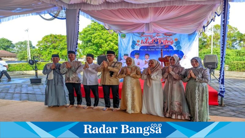 Bupati Empat Lawang Joncik Muhammad bersama jajaran dan masyarakat saat Salat Idulfitri 1447 H, Sabtu (21/3/2026). (Foto Dok Ho/RadarBangsa.co.id)