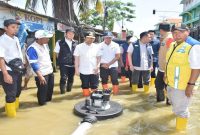Bupati Lamongan dan Wagub Jatim tinjau penanganan banjir dan perbaikan jalan di Karanggeneng. Sabtu, 14 Maret 2026 (Foto Dok Ho/RadarBangsa.co.id)